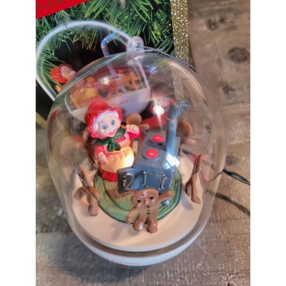 Hallmark 1990 Mrs. Santa's kitchen ornament Xmas Decor magic gingerbread - Picture 5 of 7